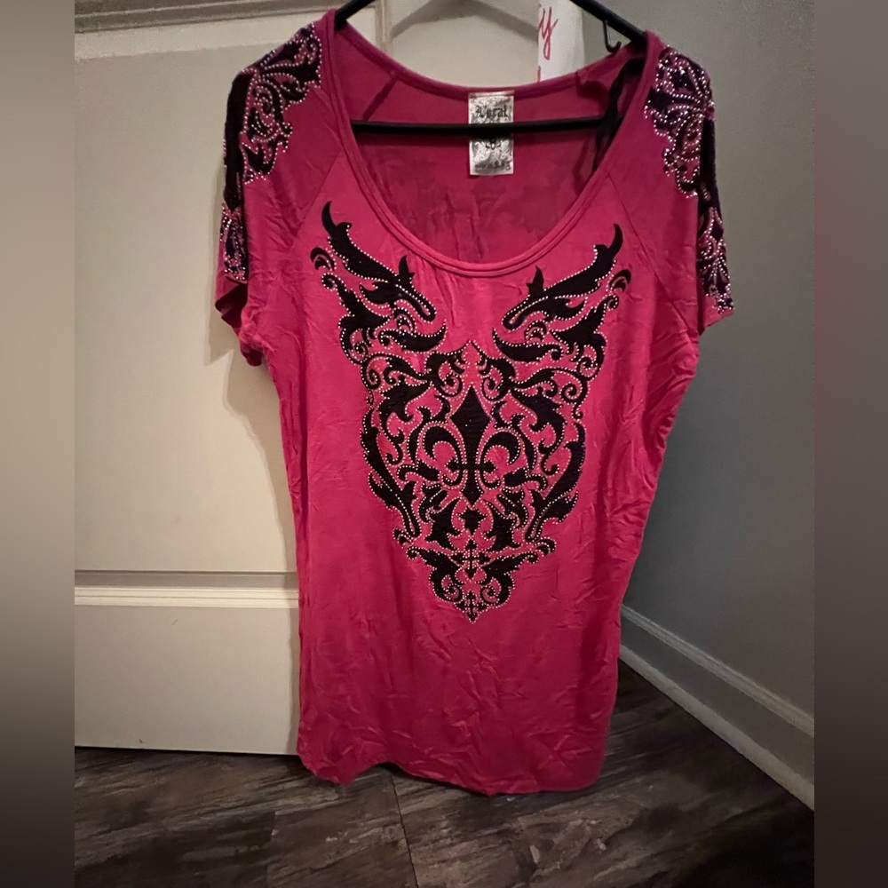 Vocal shirt in a size XL it’s hot pink and black